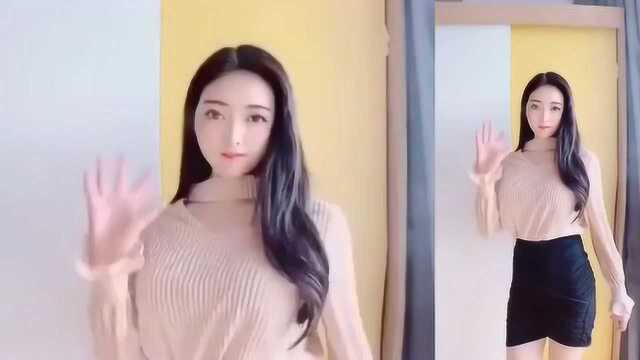 瓜子脸美女穿开叉裙很显漂亮