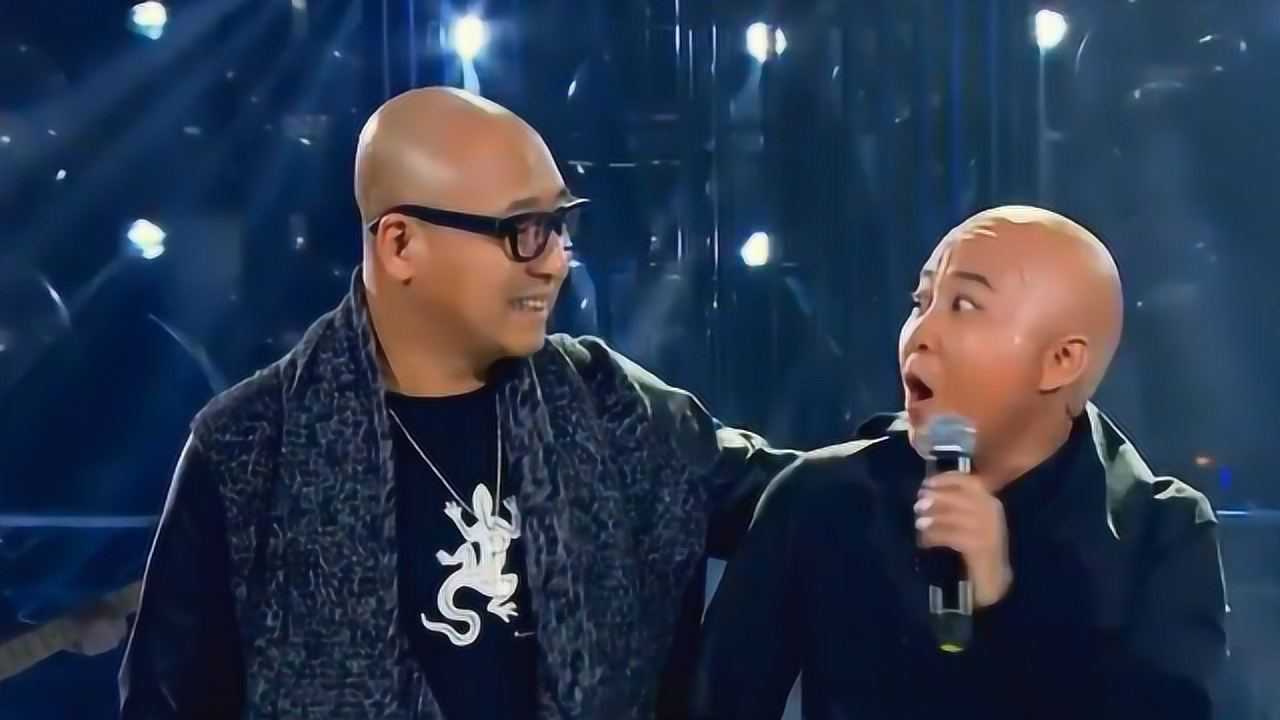 贾玲光头模仿周晓鸥爱不爱我唱到一半原唱登场引全场大笑