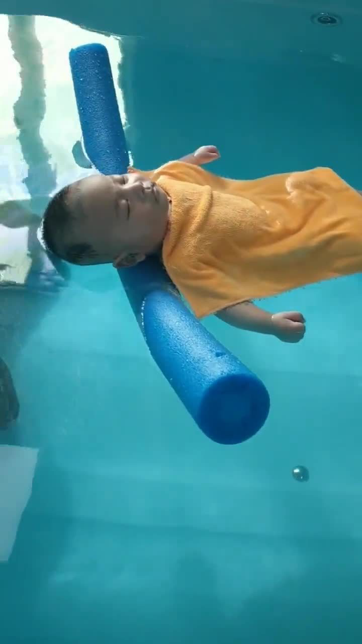 听说六个月以下的宝宝在水下不会下沉