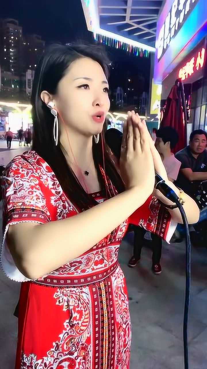女歌手街头唱首大悲咒经典民谣献唱所有人都服了