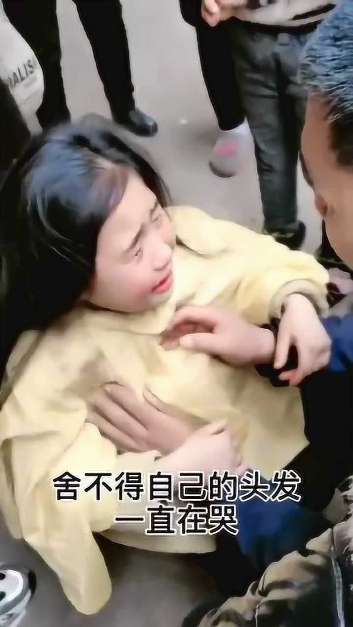 小女孩哭着不让剪头发,可是还是被剪了.