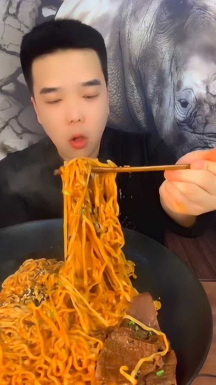 小哥吃火鸡面吃上瘾了,天天大盘吃火鸡面也吃不够