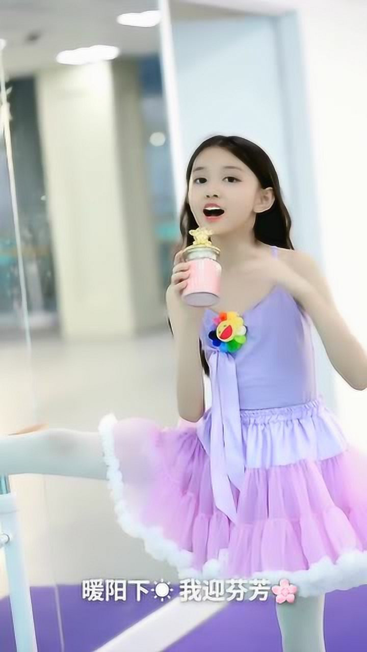 宋小睿边压腿边唱桥边姑娘画面太美好了好听