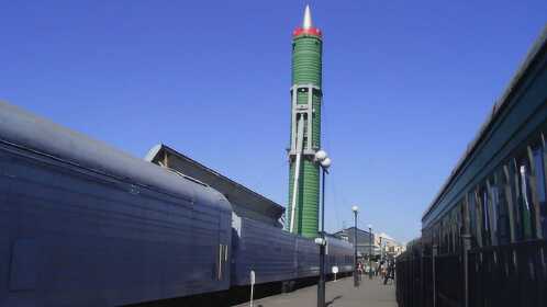 中国"末日列车"登场!装载41枚东风导弹,网友:后背发凉!