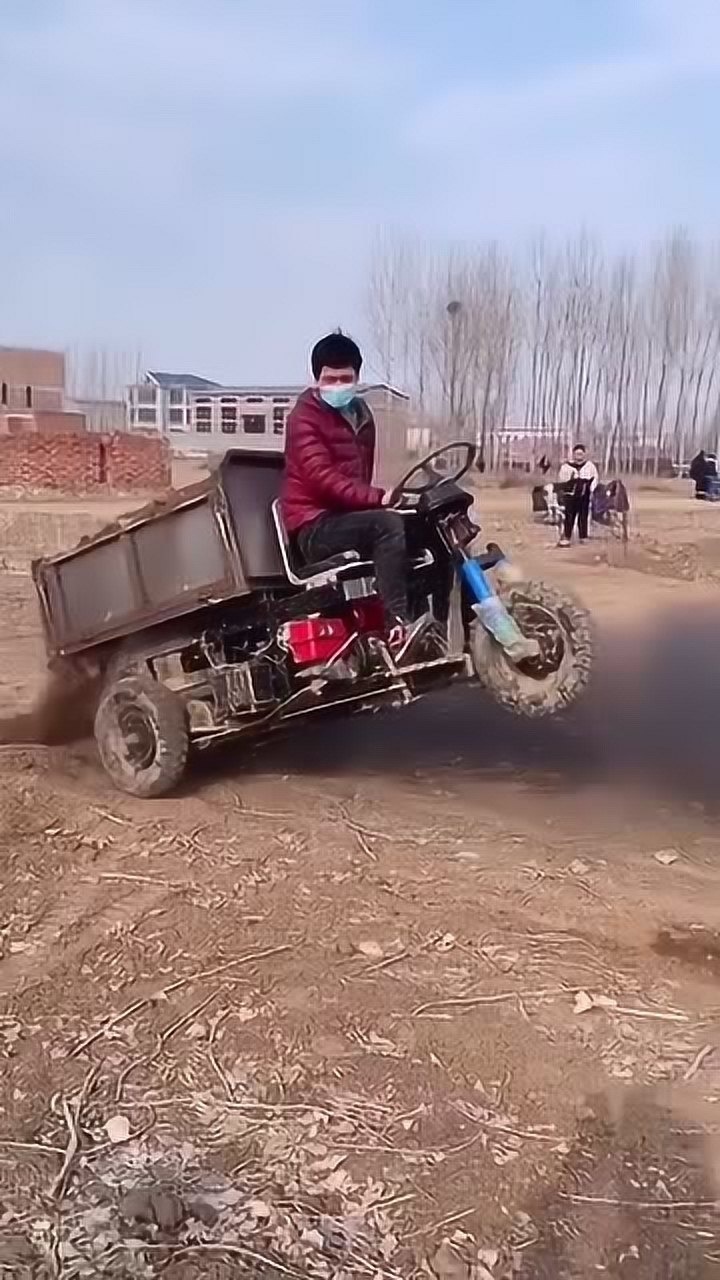 小伙这三轮车开出了拖拉机的气势