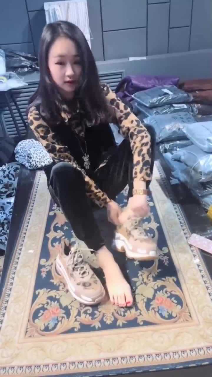 新交的女友就爱光脚穿鞋我也不好意思说她不穿袜子脚不出汗吗