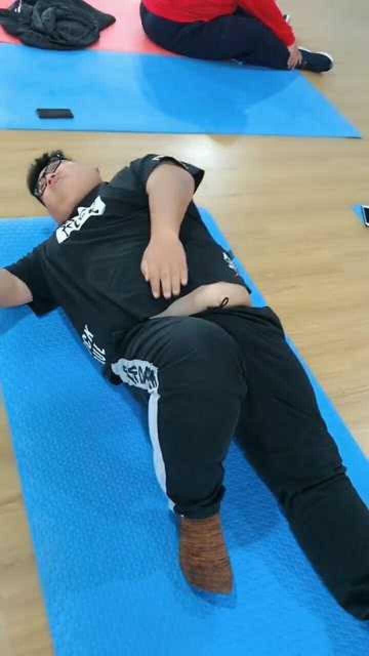 虐腹动作可以让你练出腹肌小哥哥这是起不来啊加油