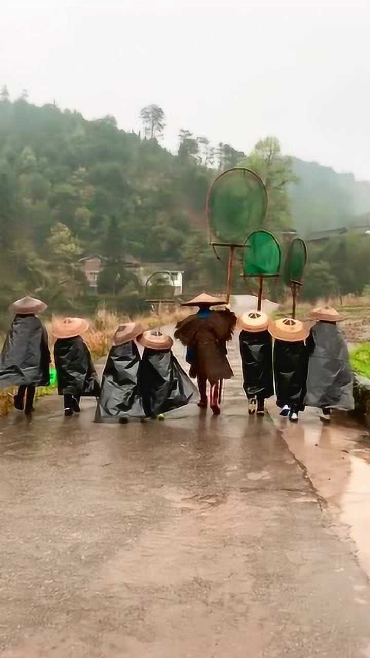 寒风孤影江湖过人,看你们这披风戴斗笠的,准备去围剿光明顶吗?