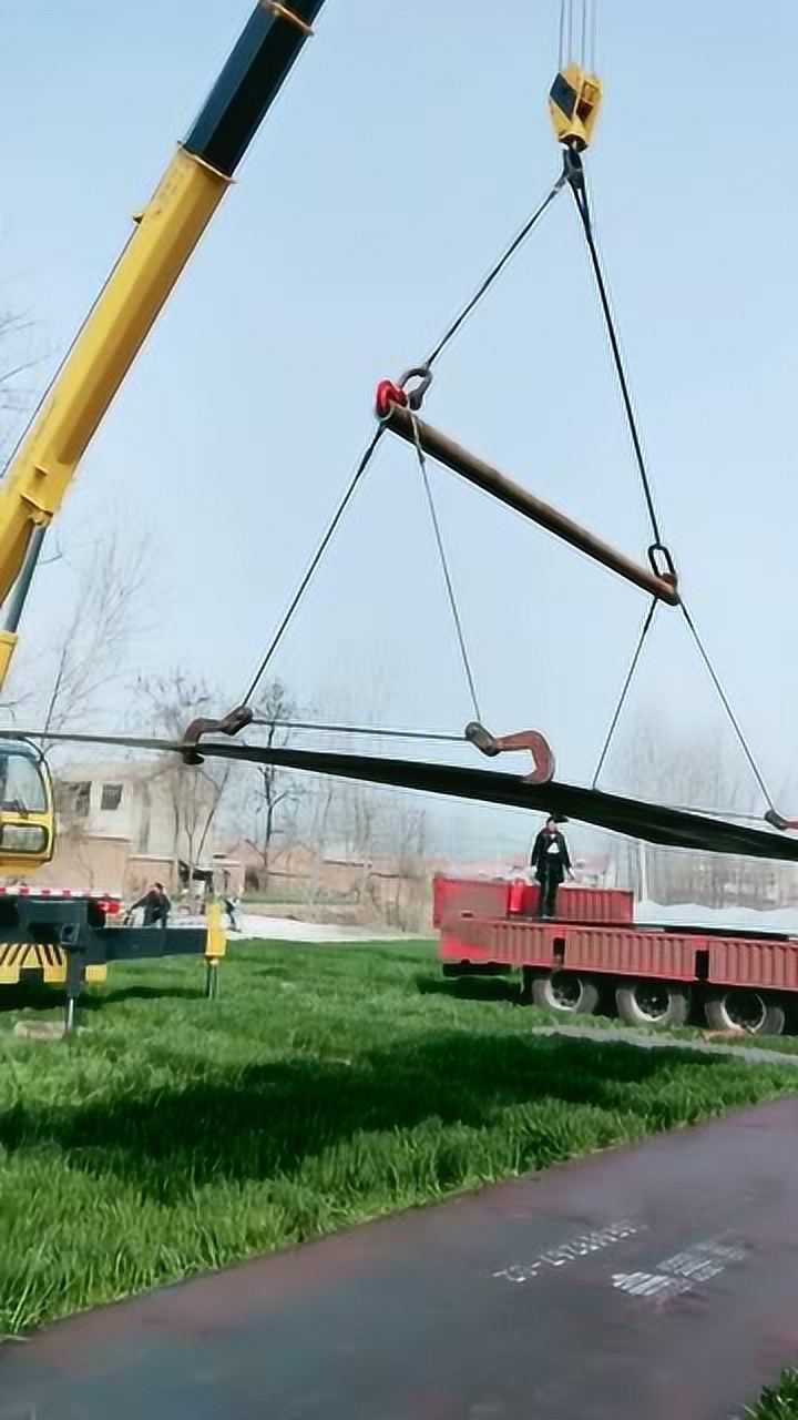吊车钢板一看就是专业的这铁板吊的真稳当