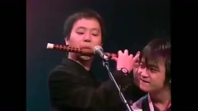 1994年窦唯在香港红馆吹了一段笛子,笛声悠扬,太悦耳了!