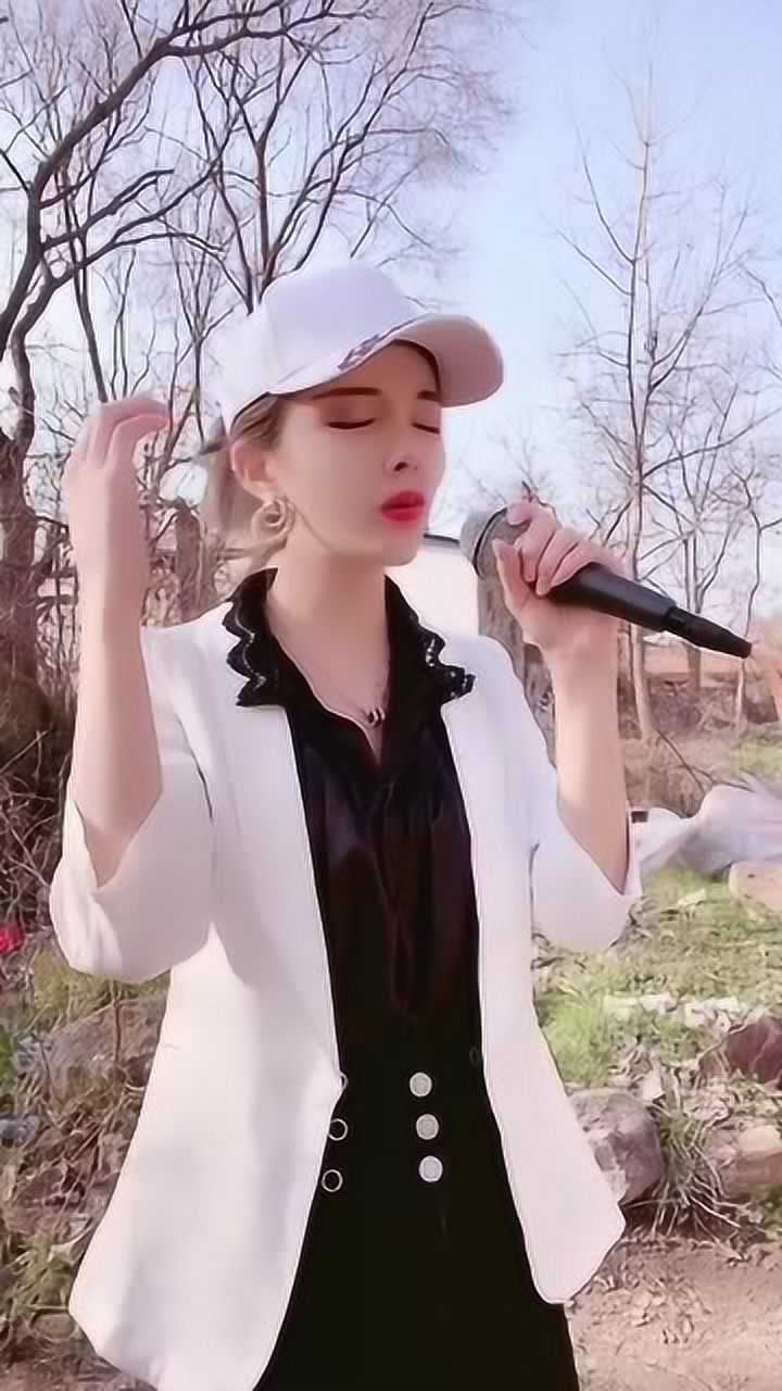 户外美女用麦克风唱歌