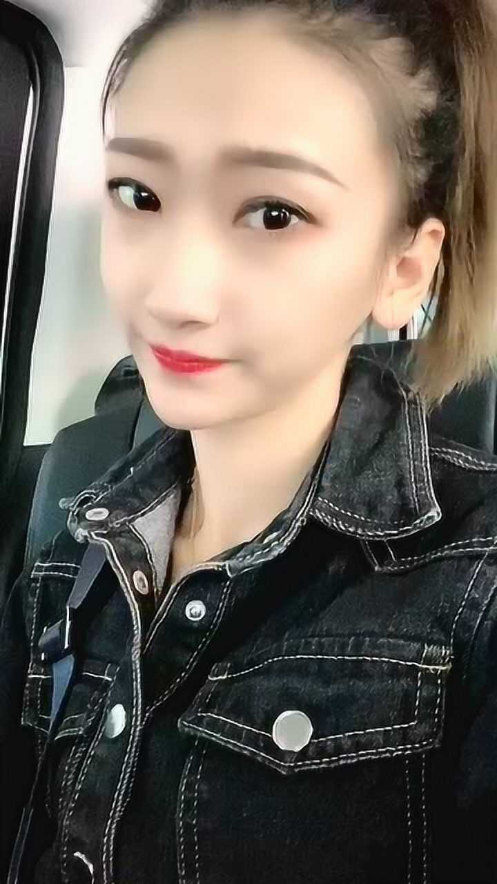 桥边姑娘张茜暖阳下迎芬芳