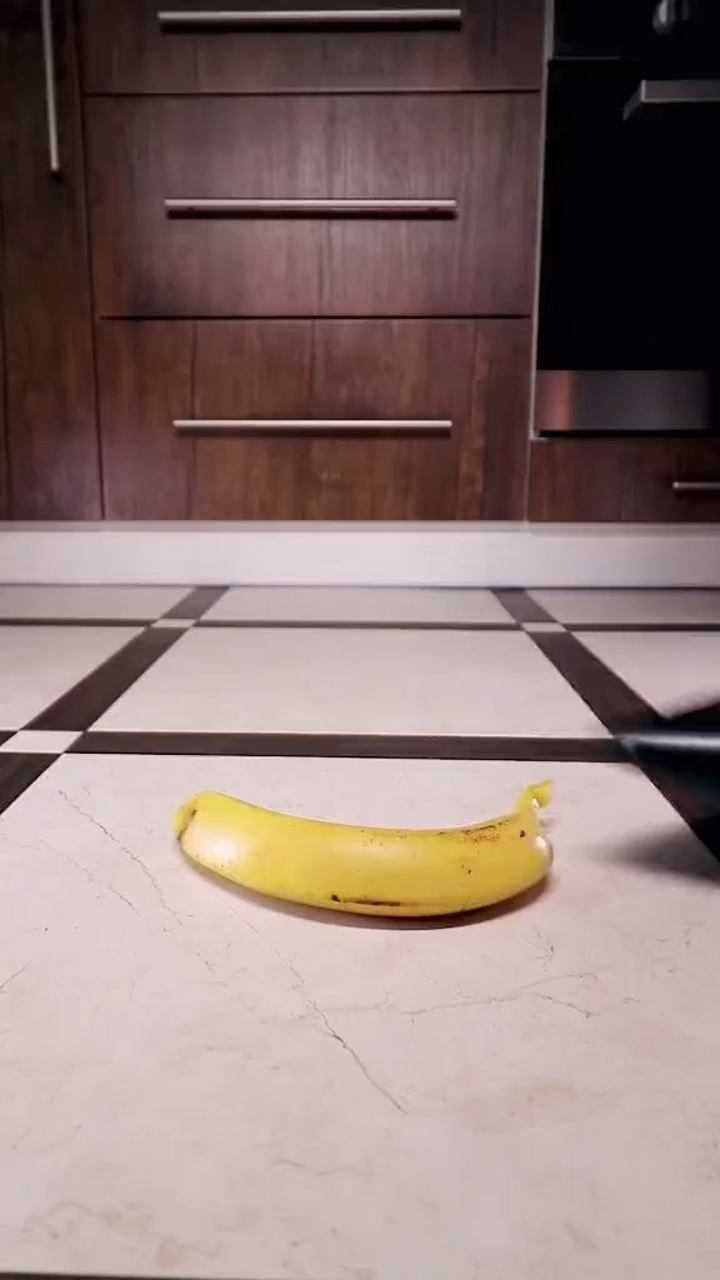 小姨子穿高跟鞋踩香蕉差点滑倒了