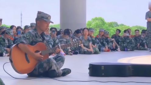 当《未闻花名》在军训操场上响起，全场女生“哇”一大片！太好听