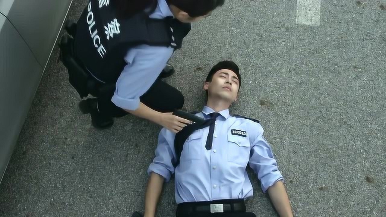 警察锅哥锅哥被歹徒击中警花吓的花容失色怎料锅哥是假装的