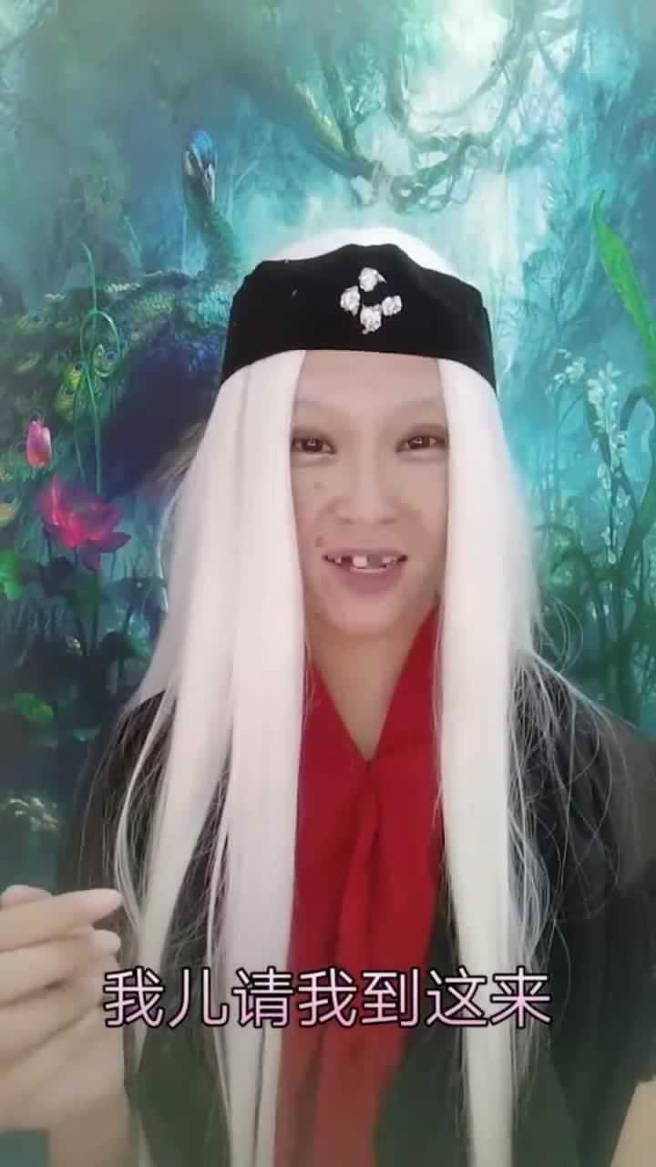 美女模仿西游记里金角银角大王的干娘这神态太像了