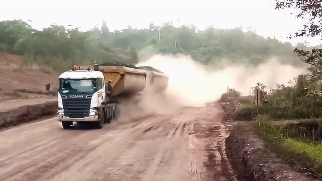 矿场上的道路,工程汽车和卡车频繁走动