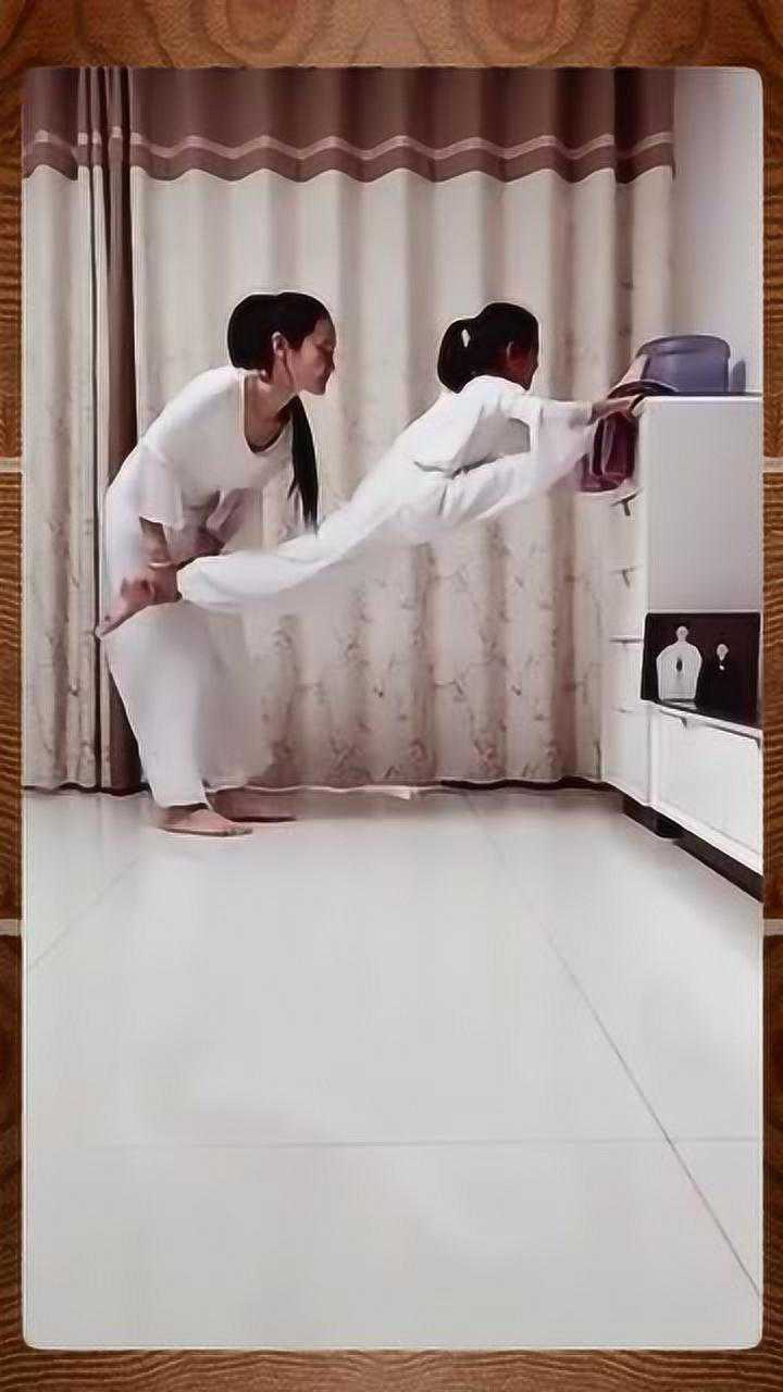 小女孩练习压腿一字马这柔韧度我服了看了不下十遍