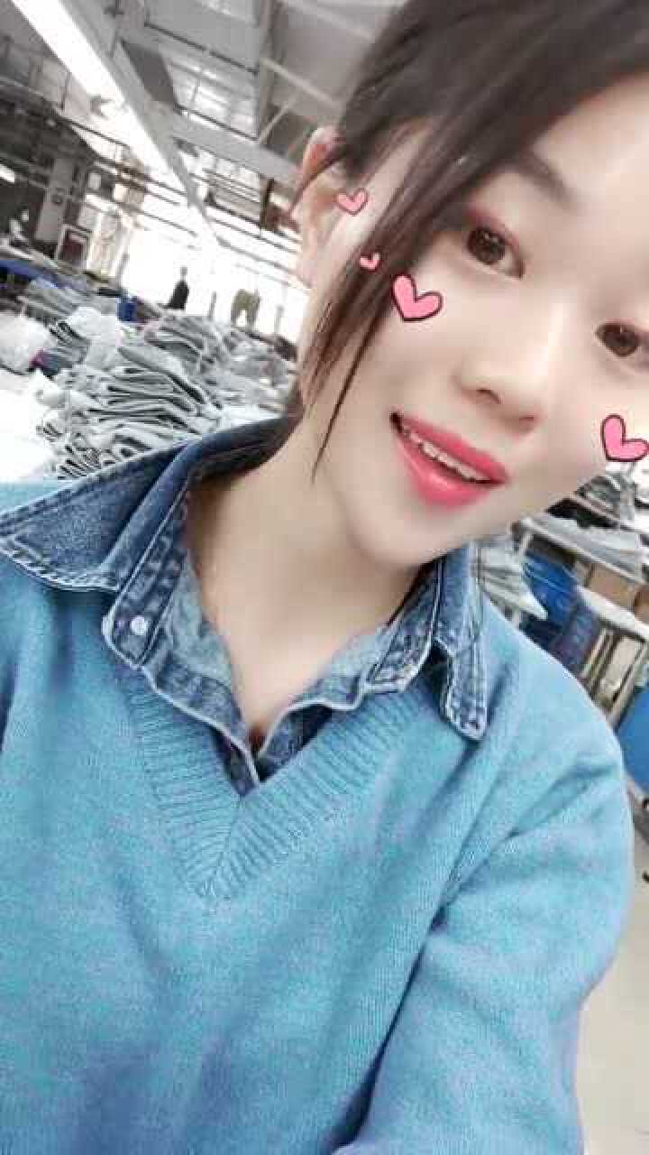 厂子新来的美女没事就爱自拍老板看了都想开除她了