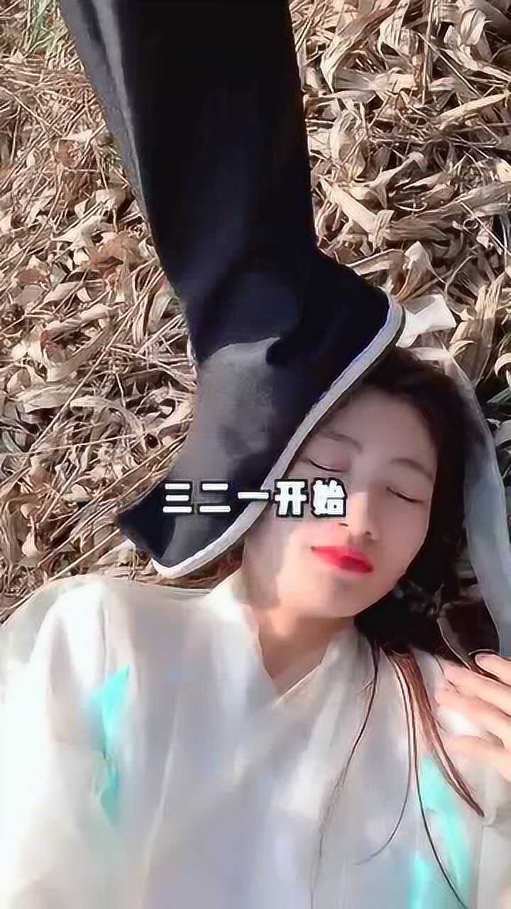 美女拍摄被人用脚踩着的镜头没想到脚太臭美女实在忍不住了