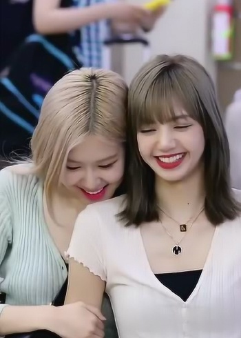 blackpink,朴彩英和lisa被拍,rose直接钻到lisa怀里