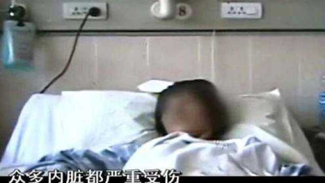 24岁留学生毫无人性!为了钱竟当众连捅母亲数刀,母亲生命危在旦夕!