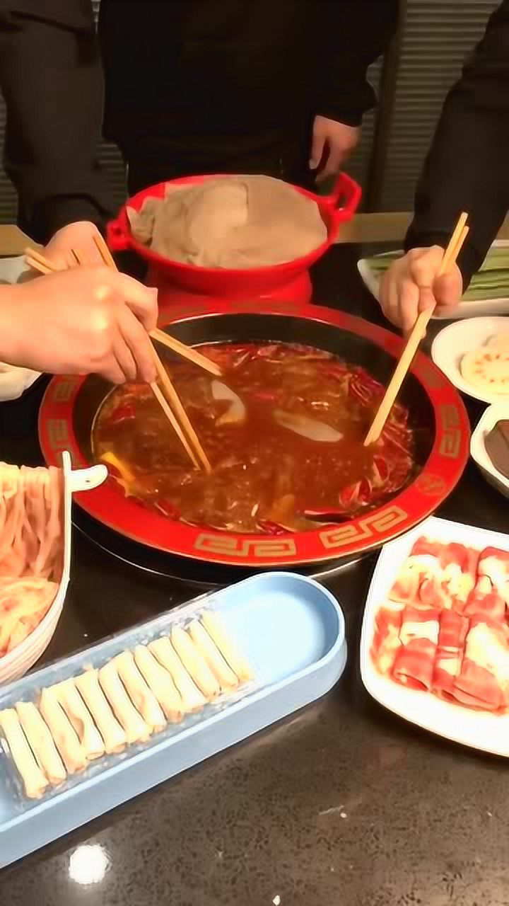 三个人吃火锅吃一次恶心一次口水交流就是间接接吻