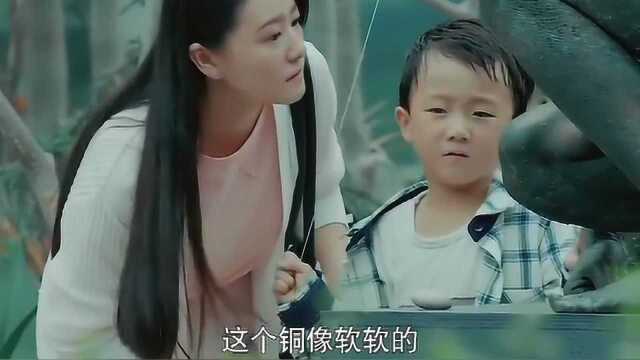 小孩发现公园的雕塑是软的,警察过来一看发现是死人!