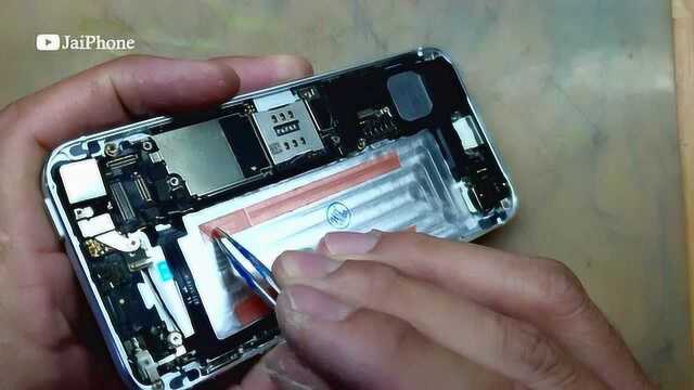 科技宅把垃圾堆里翻来的烂iPhone修好了,网友:零件全换了等于组装