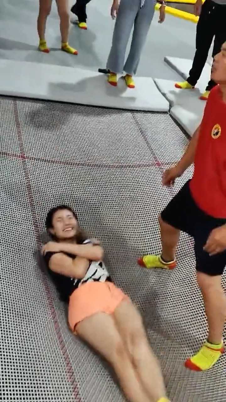 美女玩蹦床体验公主抱,可惜体重是硬伤