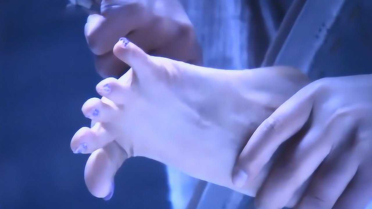 四版张无忌挠赵敏脚丫，贾静雯的惹人疼，最服的还是邓超的足疗法_高清