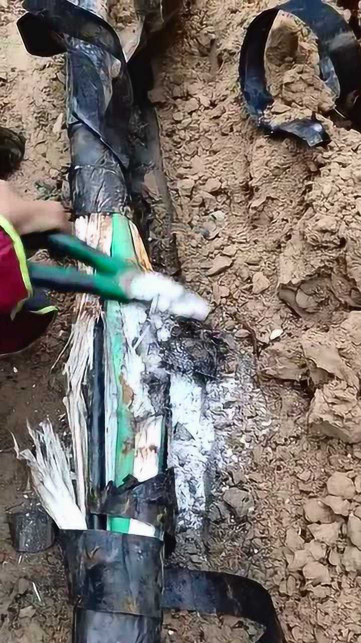 电缆短路之后为什么会有石灰一样东西这是什么原理