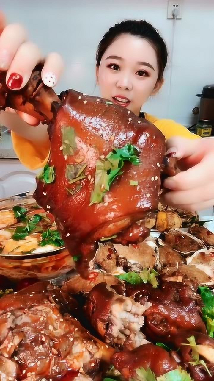 小姐姐直播吃肘子肉看她吃肉的模样吃出了幸福的味道