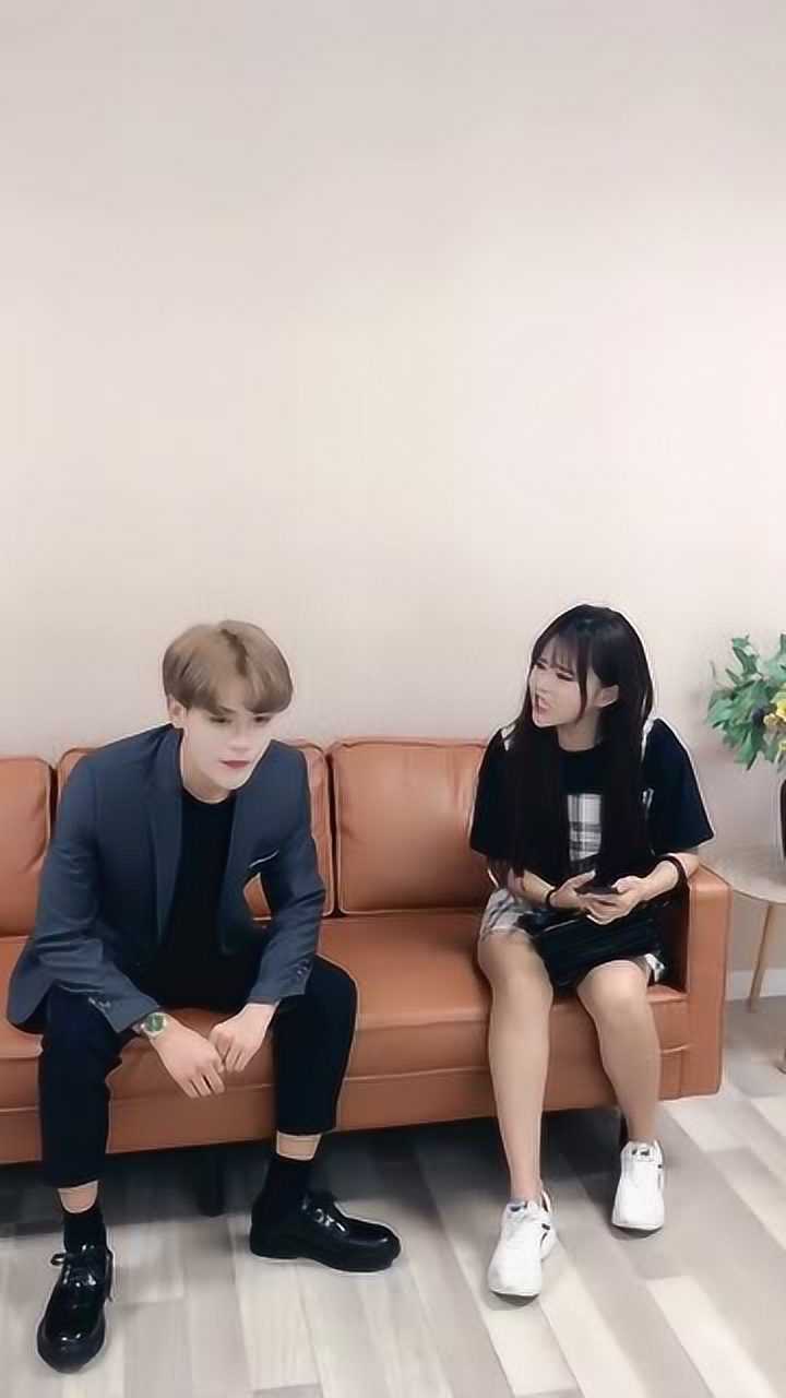 娜娜和可乐又吵架了把手机都气的摔了赶快和好吧