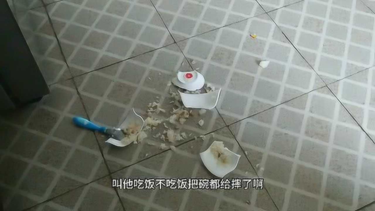 双胞胎弟弟不吃饭摔碗哥哥给爸爸告状弟弟挨打了