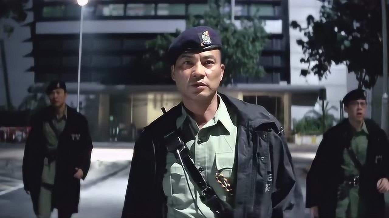 香港黑色犯罪电影笑面虎任达华街头射杀持枪悍匪