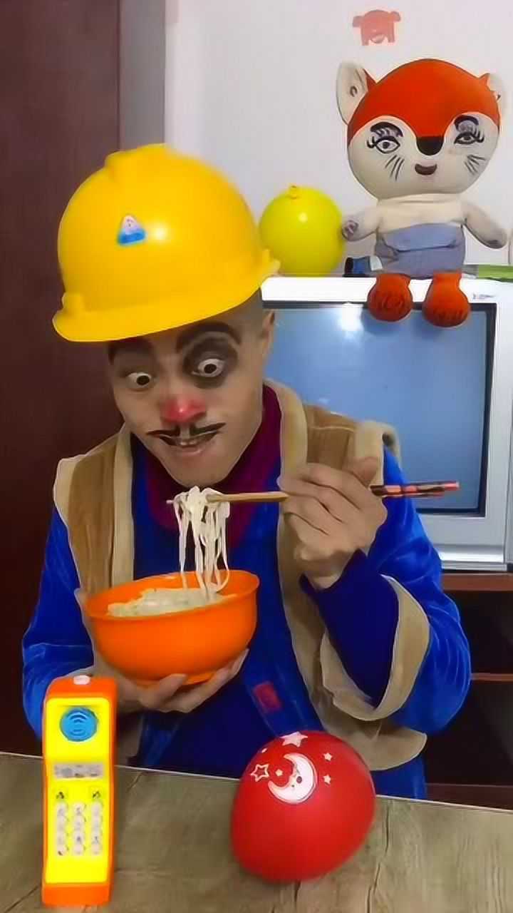 光头强吃饭还挺会娱乐非要捏几个泡泡才能吃饭