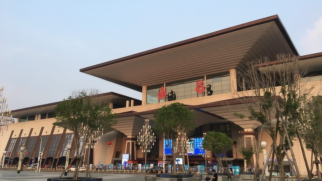 五一假期武昌火车站外景进站看绿码不需要别的证明