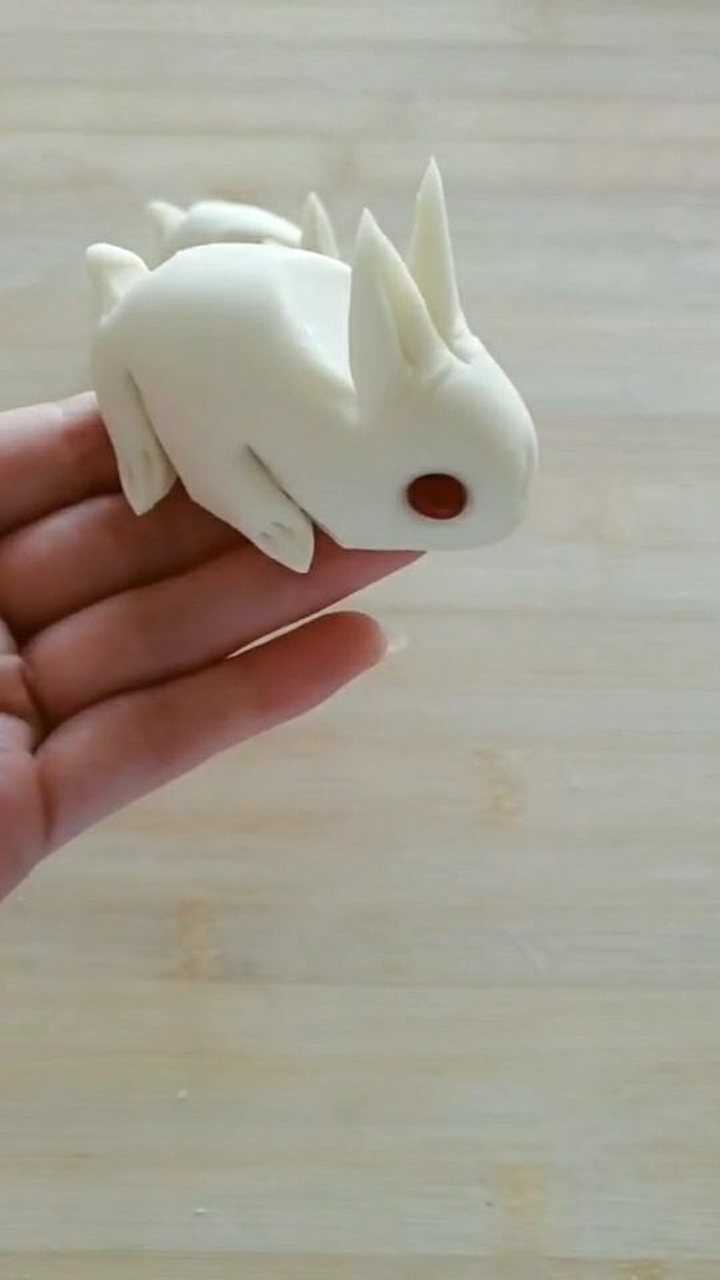 今天教你们用面捏一只可爱的小兔子教程简单