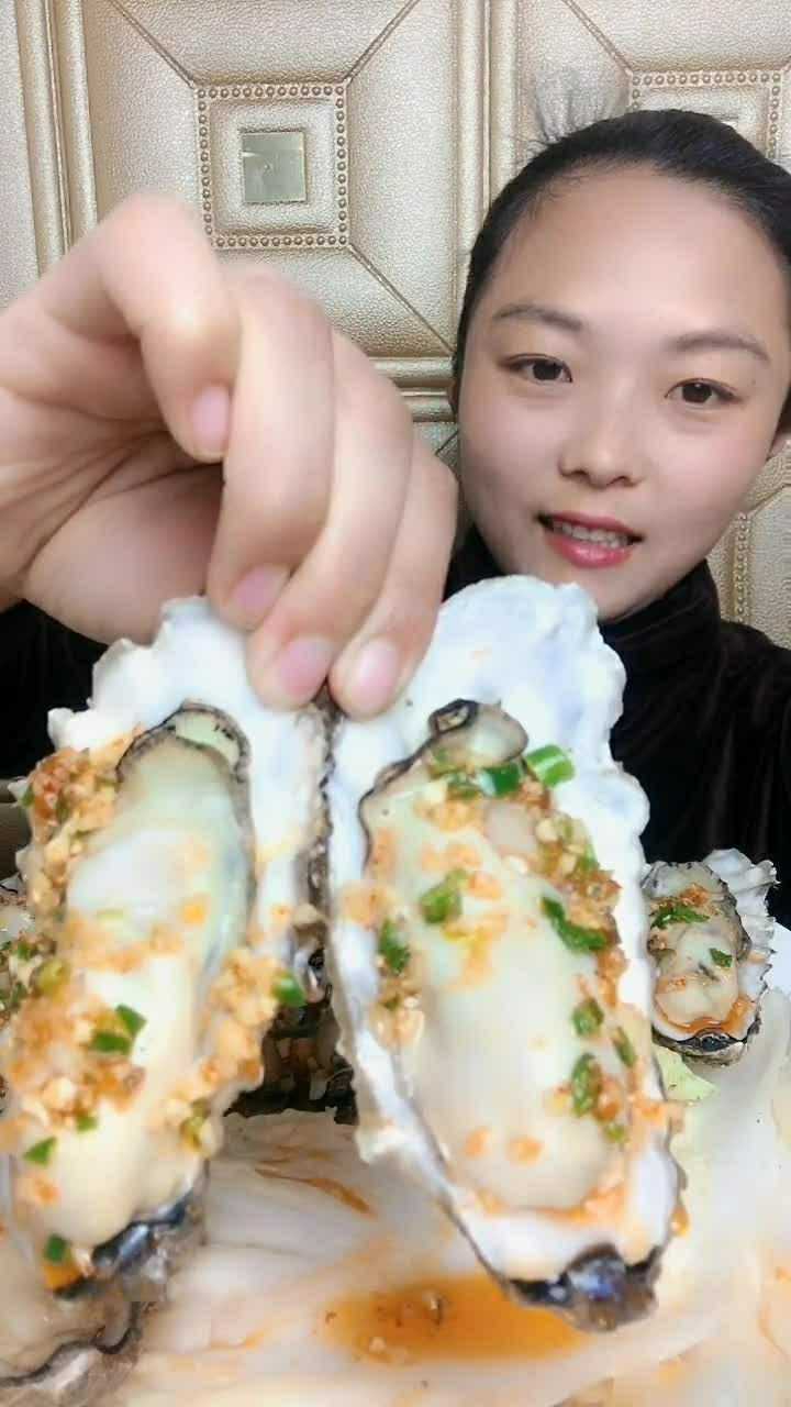 今天挑战吃生蚝,听说吃生蚝对女生非常的友好