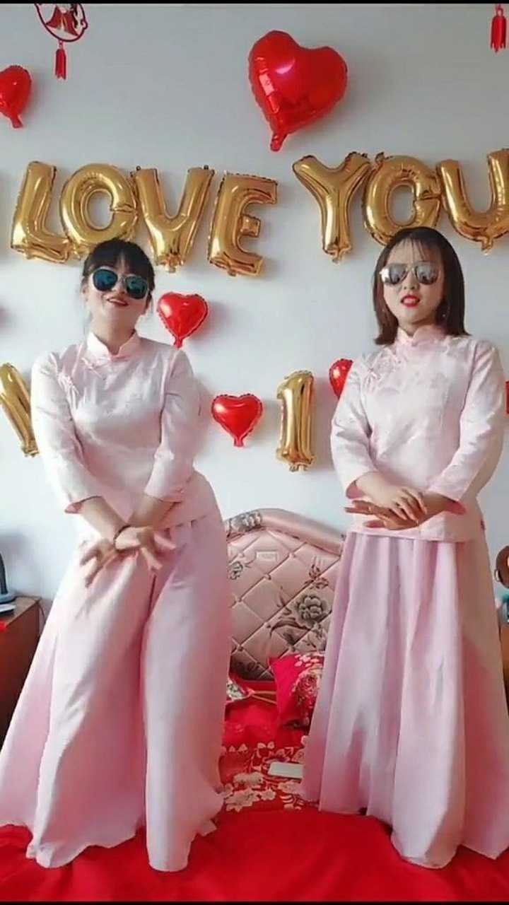 两位小伴娘在这里跳舞了,她们也想找个老公嫁了