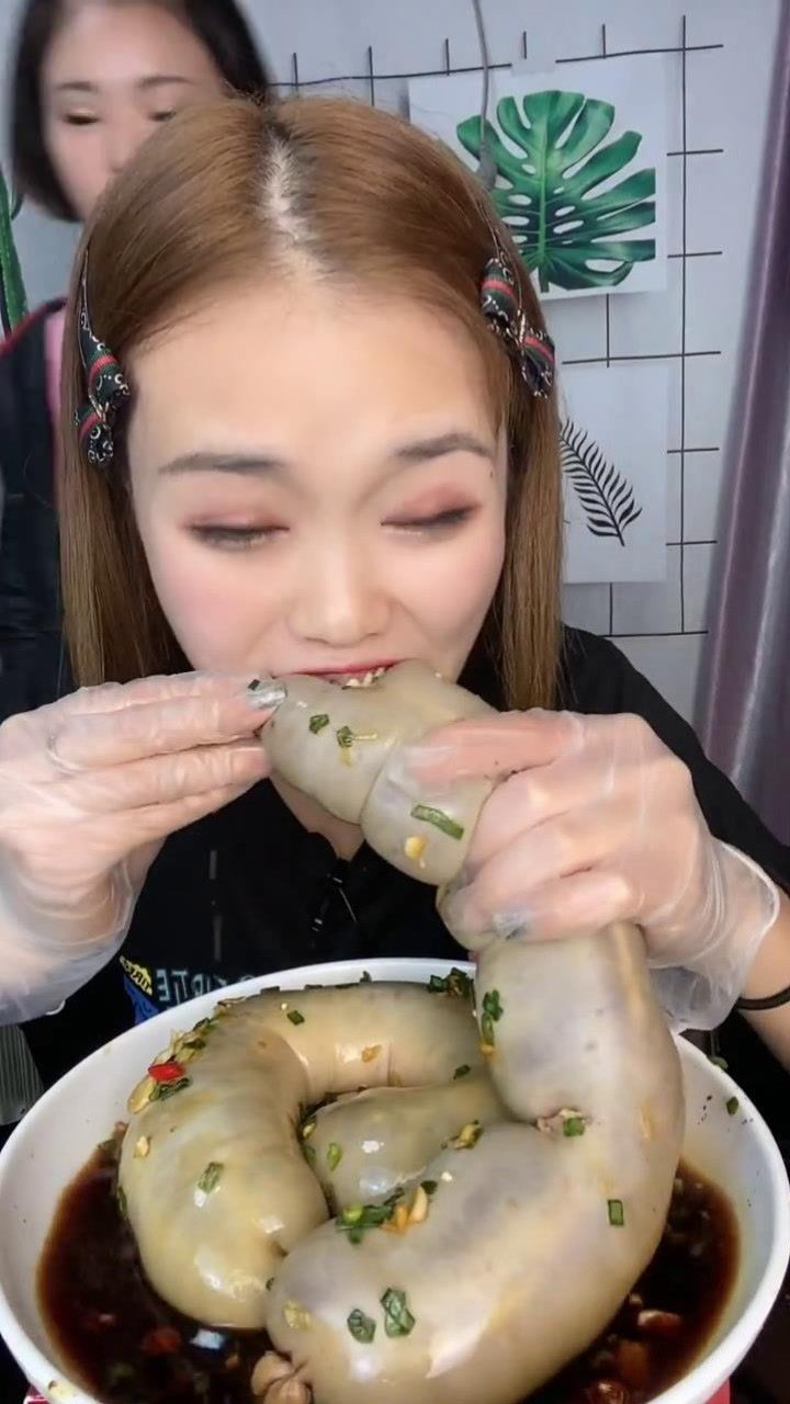 大胃王萱萱吃播,灌肠大口吃太有食欲了,馋到你了吗?