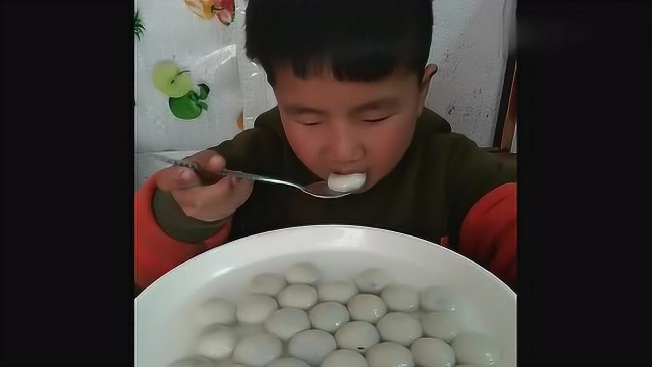 小学生回到家吃一大碗汤圆看到他吃得这么香我却很担心这孩子