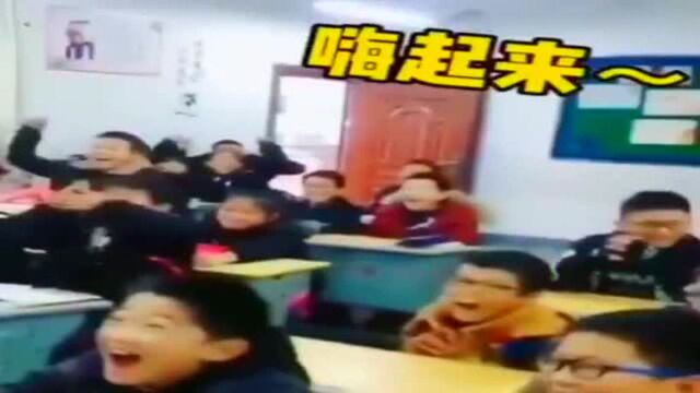 学生们都高兴坏了,老师:这是今天的作文题目