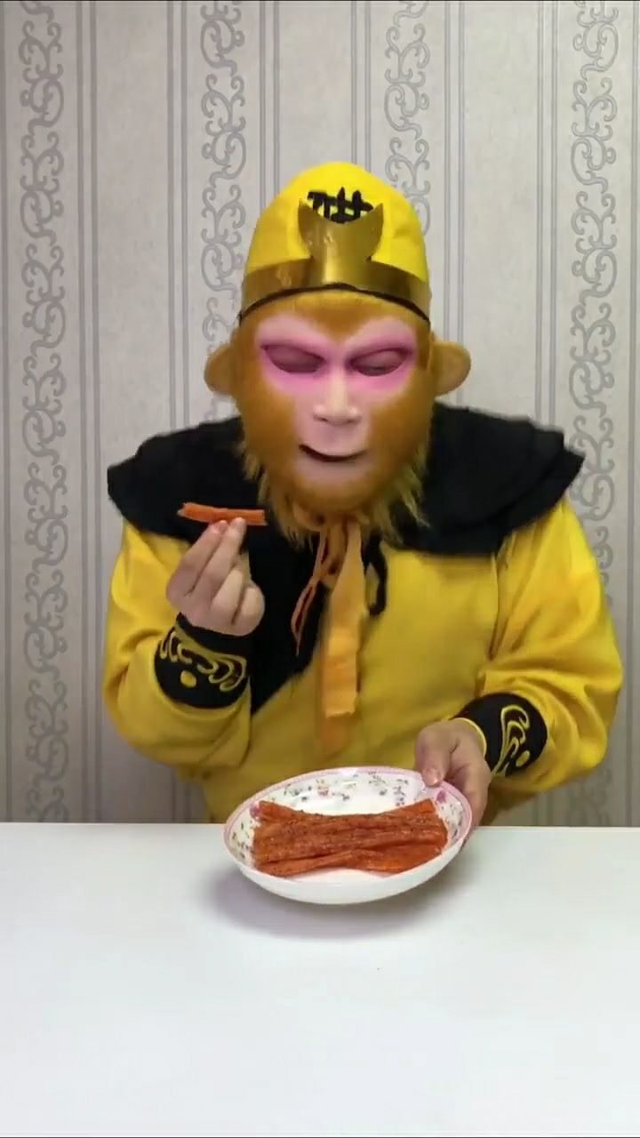 孙悟空吃辣条快被辣哭了