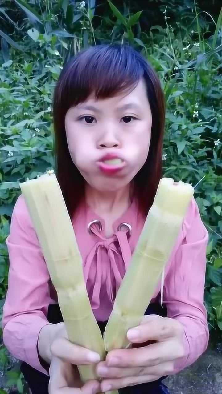 广西妹子吃甘蔗,当咬下去的那一刻,嘴里的水都要看喷了!