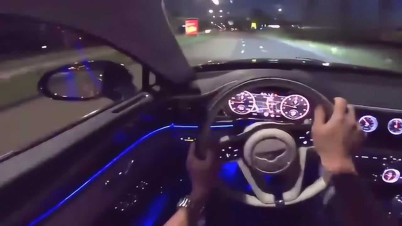 2020款宾利飞驰高清展示,夜晚亮起氛围灯开上路,真是一种享受