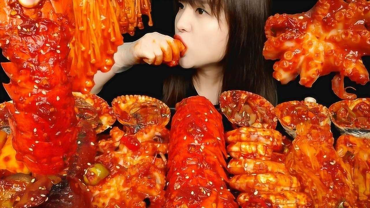 美女吃爆辣海鲜大餐,龙虾章鱼扇贝应有尽有,让人看着直流口水!