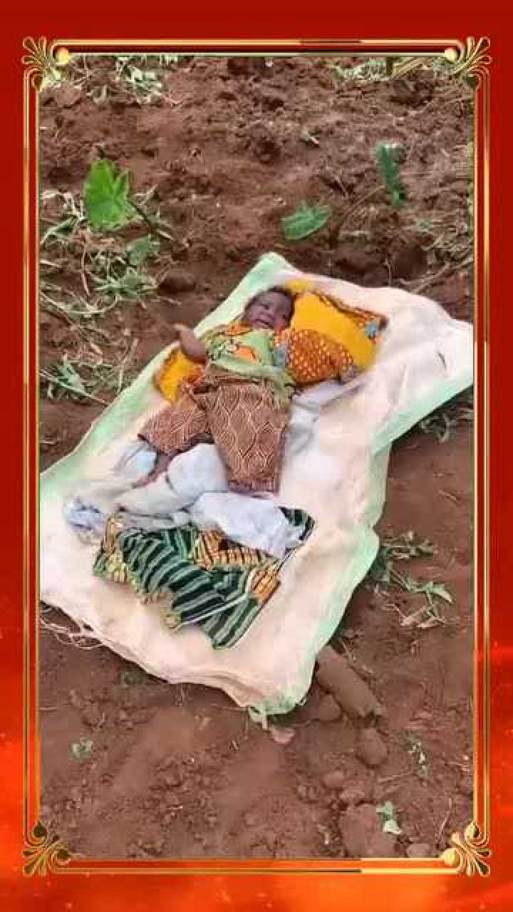 非洲女人24岁生了三个孩子,三个月大的宝宝扔在地里,太狠心