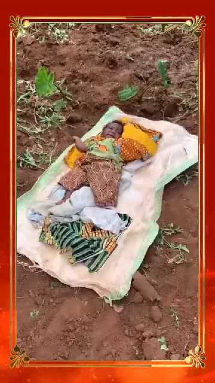 非洲女人24岁生了三个孩子三个月大的宝宝扔在地里太狠心